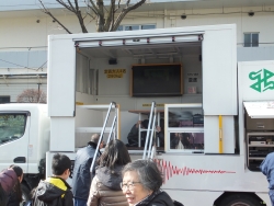 写真：起震車による地震体験