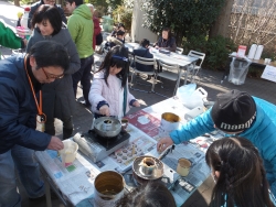 写真:ロウソクづくりの様子