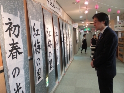 写真:会場を見学する吉住区長