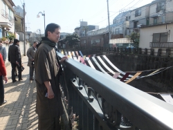 写真：川のギャラリーを見学する吉住区長