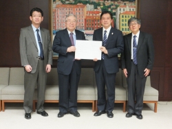 写真:左から星野副会長、木島会長、吉住区長、村橋理事