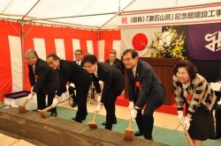 写真:起工式鍬入れ