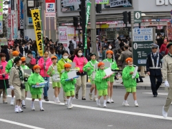 写真：交通少年団鼓笛隊の皆さんのパレード