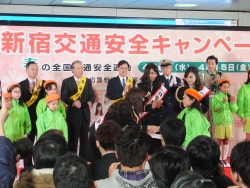 写真：一日警察署長と子どもたち