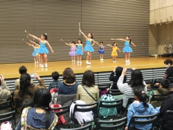 写真：子どもたちによるバトン演技