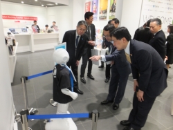 写真:ロボットによる観光案内