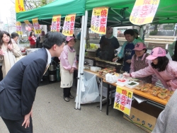写真:町会の皆さんの出店