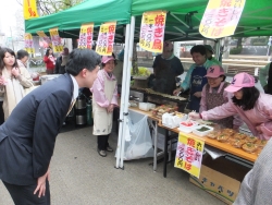 写真：町会の皆さんの出店