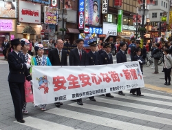 写真:区長と警察、地元商店街の皆さん