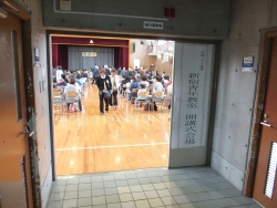 写真:開講式会場入口