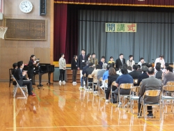 写真:開講式での受講生紹介
