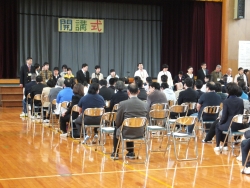 写真:開講式での受講生紹介