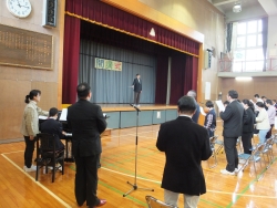 写真：「新宿青年教室の歌」の合唱