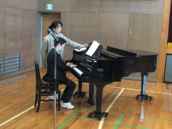 写真：ピアノ演奏する受講生