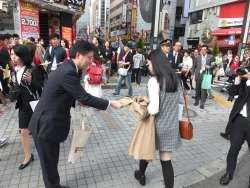 写真:吉住区長から通行中の方へPR