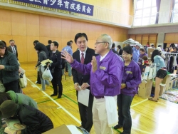 写真:リサイクル品販売会場を視察する吉住区長