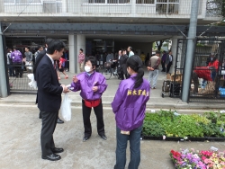 写真:育成会の方から説明を受ける吉住区長