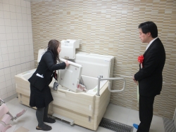 写真:入浴施設を視察する吉住区長