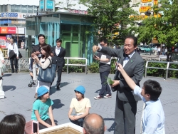 写真:陸前高田市長による田植え方法説明