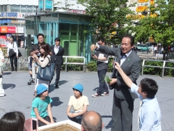 写真：陸前高田市長による田植え方法説明