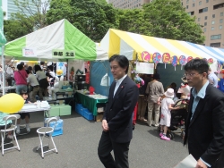 写真:子育て教育フェアを視察する吉住区長