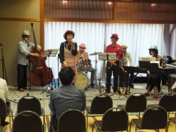 写真:和室でのジャズ演奏