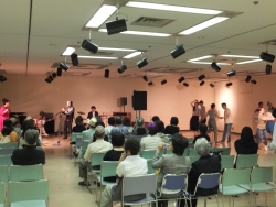 写真:ジャズ演奏に合わせてダンス