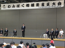 写真：相撲大会であいさつする吉住区長