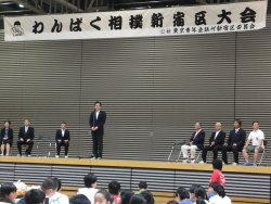 写真:相撲大会であいさつする吉住区長