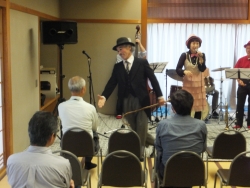 写真:チャップリン登場