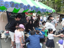 写真:子育て教育フェアの様子