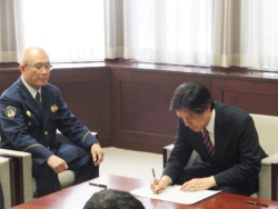 写真:吉住区長による署名