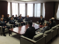 写真:署名式への参加写真