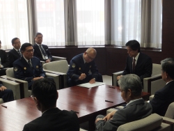 写真:警察署長による署名