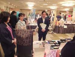写真:新宿区の物産品コーナーを視察する吉住区長