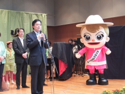 写真:あいさつする吉住区長
