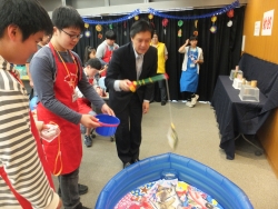 写真:イベントに参加する吉住区長