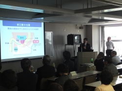 写真:講師による講演