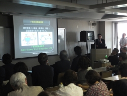 写真:講師による講演