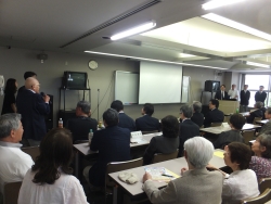 写真：講演後の質疑応答風景