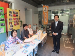 写真:館内を視察する吉住区長