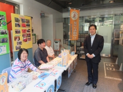 写真：館内を視察する吉住区長