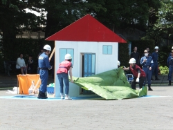 写真:住宅浸水を想定した訓練