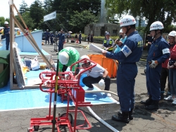 写真:排水ポンプを使用した訓練説明