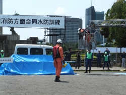 写真：はしご車を使用した救出訓練