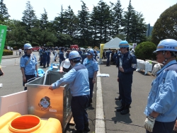 写真：展示を見学する吉住区長