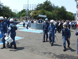 写真:訓練内容について説明を受ける吉住区長