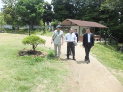 写真:おとめ山公園を視察する吉住区長