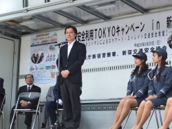 写真:あいさつする吉住区長