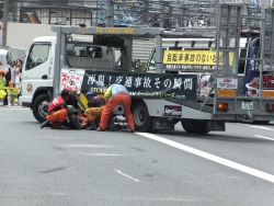 写真:スタントマンによる巻き込み事故再現